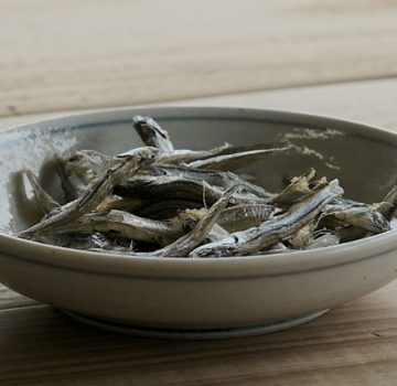 生姜の風味でさっぱりいただく　煮干しの黒酢和え